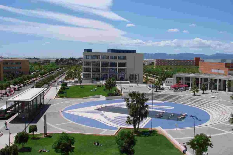 Ferit greu en bolcar un cotxe en el campus de la Universitat Jaume I de Castelló