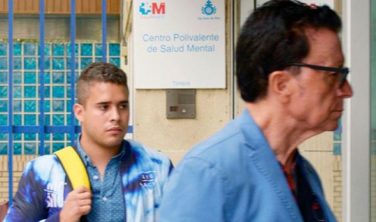 José Fernando y Ortega Cano entrando en el centro psiquiátrico.