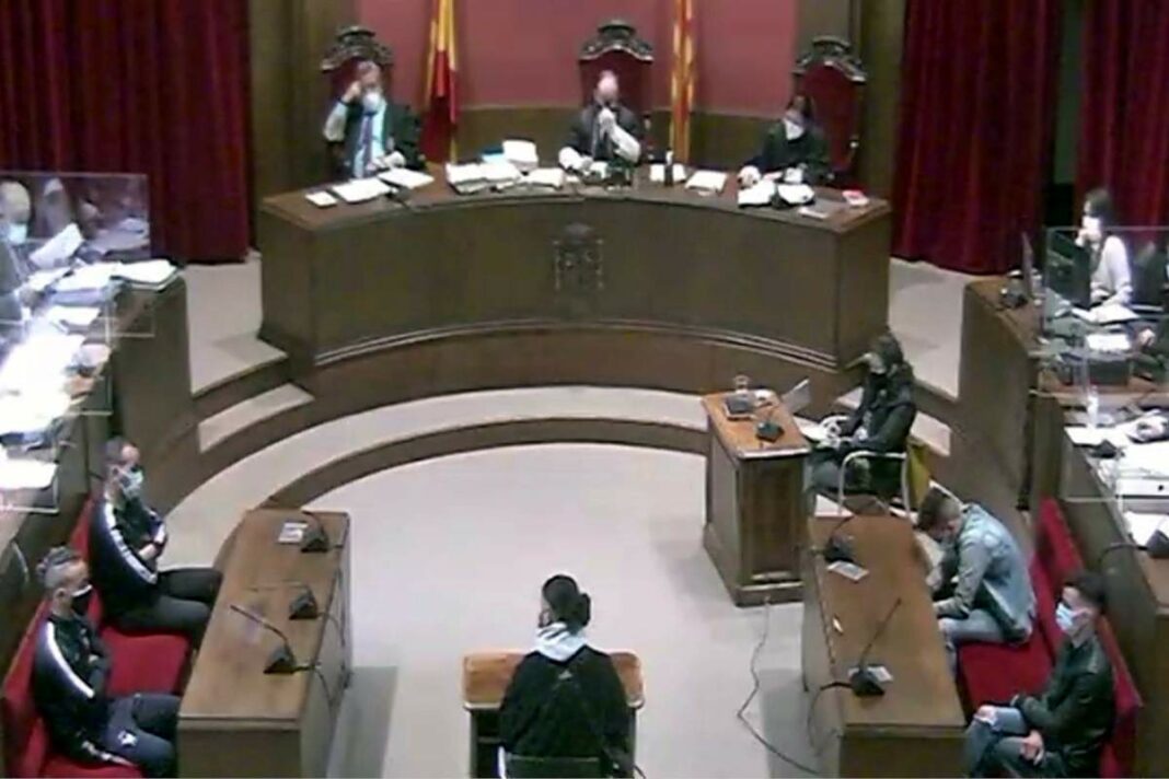 Imatge de e la sala durant el judici contra quatre acusats d'una violació múltiple a Sabadell.