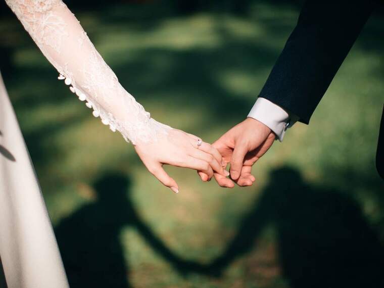 Mans unides d'una parella que va a casar-se