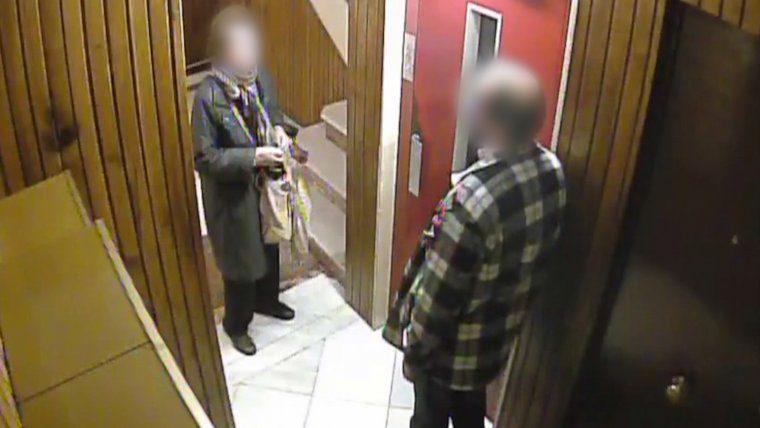 Imatge del detingut assaltant una de les seves víctimes just abans d'agafar l'ascensor del seu edifici