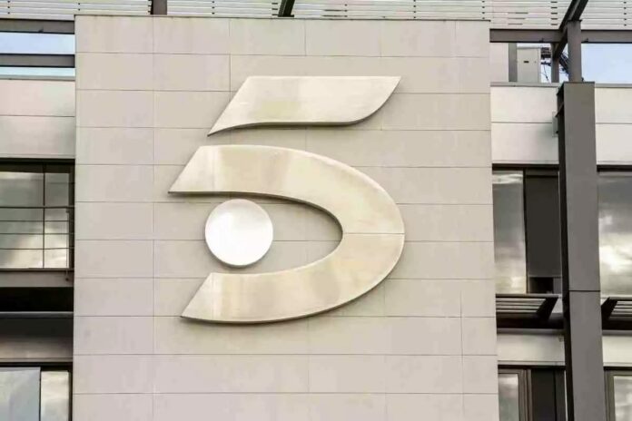 El logo de Telecinco als estudis de la cadena