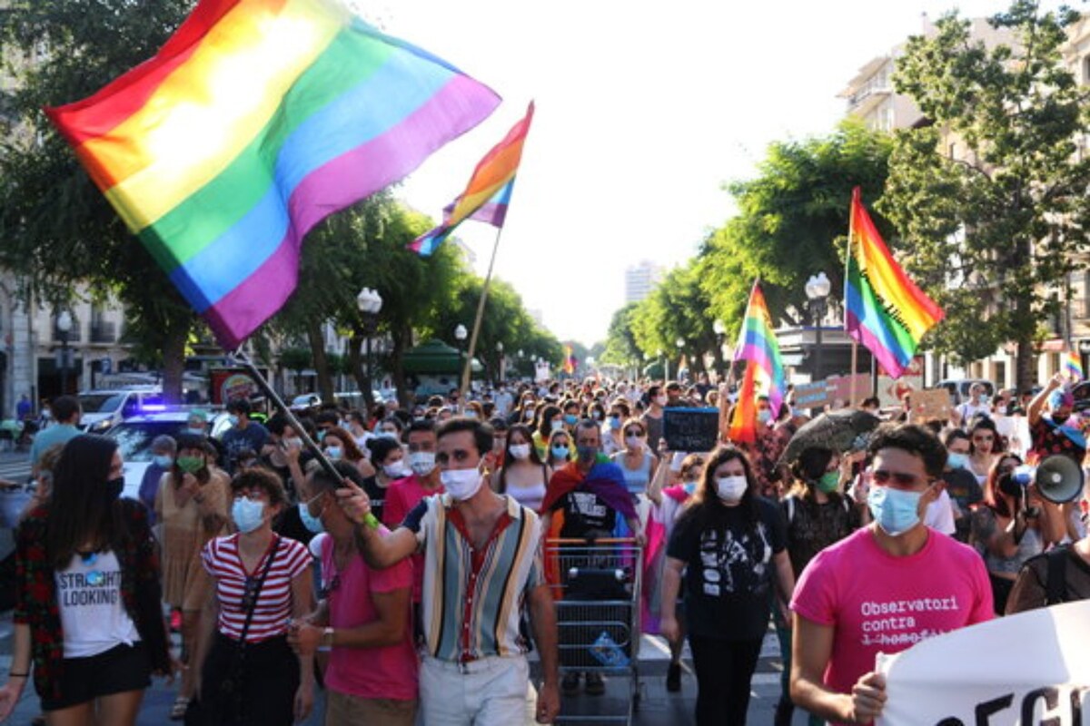 Manifestació contra la homofòbia a Tarragona amb centenars de participants