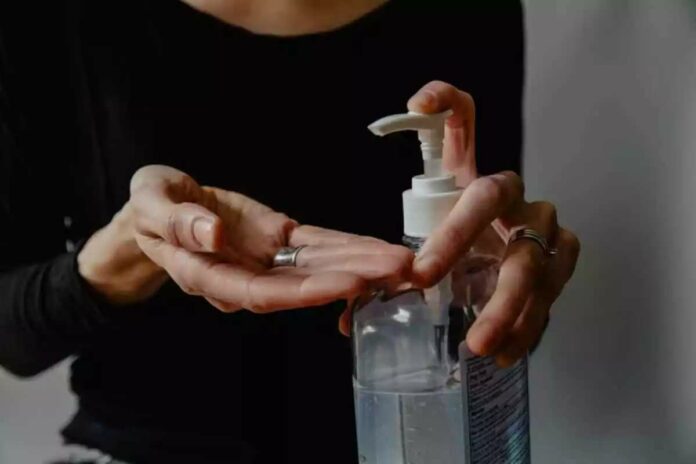Imatge d'arxiu d'una dona rentant-se les mans amb gel desinfectant