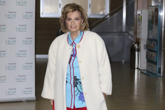 María Teresa Campos, amb abric, sortint d'una clínica