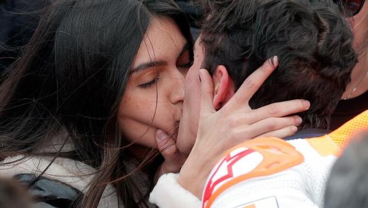 Marc MÃ¡rquez i LucÃ­a Rivera es besen apassionadament