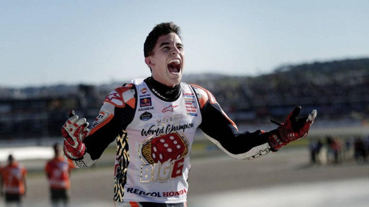 Marc Márquez celebrant el seu quart títol mundial de MotoGP