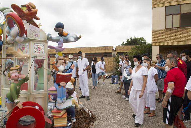 Homenatge a sanitaris i residències amb 15 monuments fallers infantils