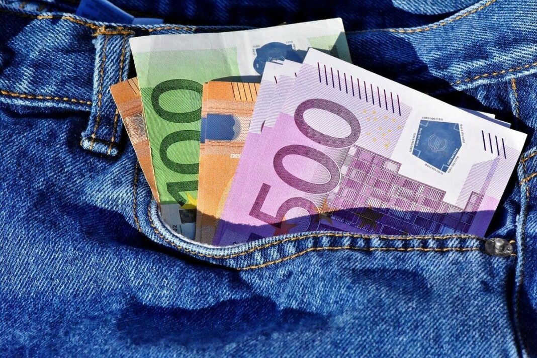 Els lladres van arribar a furtar 200 euros a la víctima