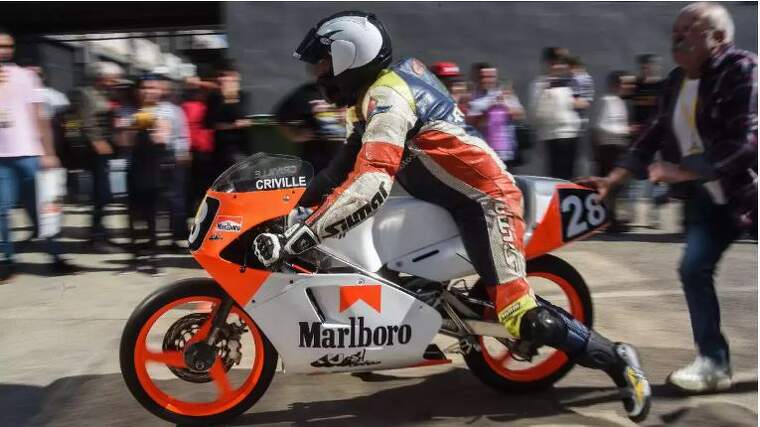 Una moto durant una competició