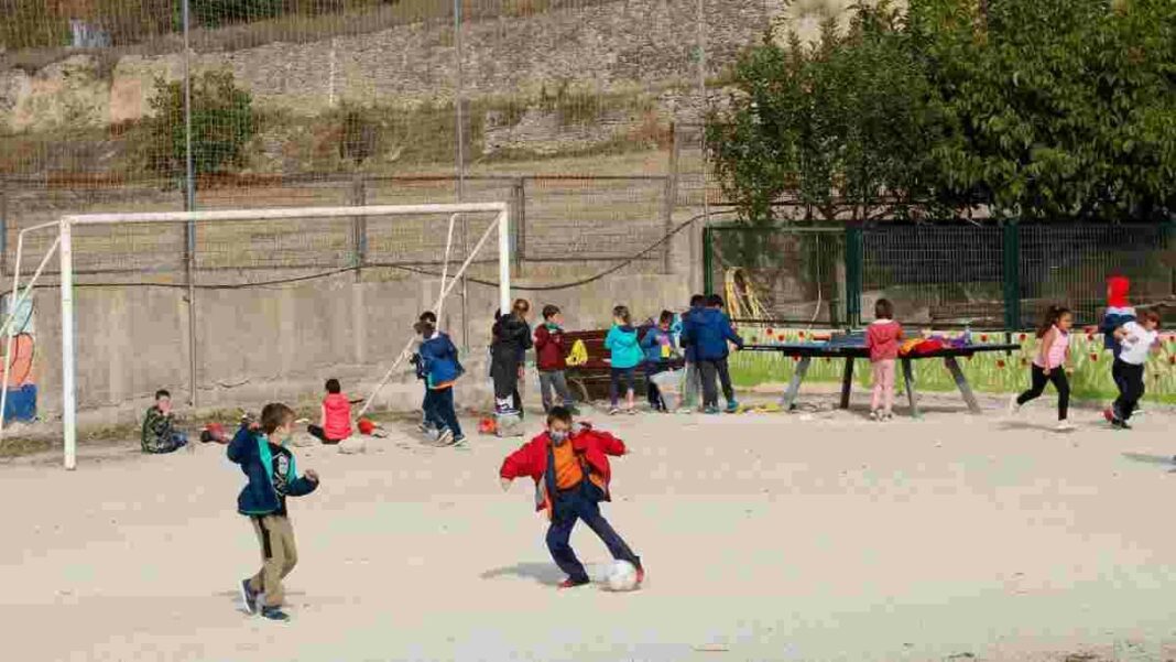Nens jugant a futbol durant l'hora d'esbarjo al pati de l'escola Cor de Roure de Santa Coloma de Queralt.
