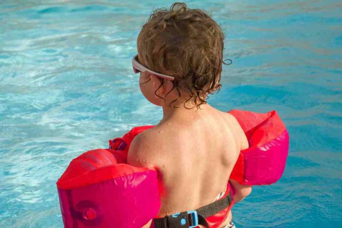 El niño cayó al agua y tuvo que ser reanimado El niño cayó al agua y tuvo que ser reanimado