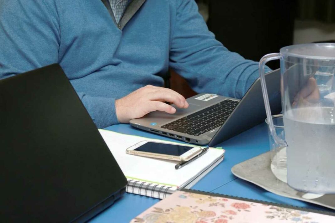 Imatge d'una persona fent tràmits amb l'ordinador