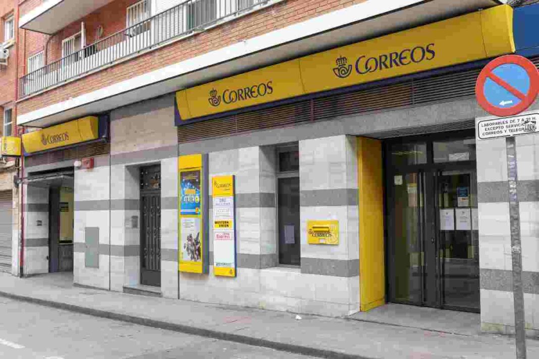 A partir de l'any vinent, els clients del Santander podran retirar o ingressar diners a les oficines de Correus.