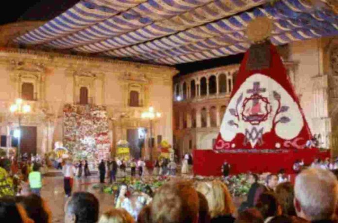 Ofrena en la Plaça de la Verge de València, foto d'arxiu Ofrena en la Plaça de la Verge de València