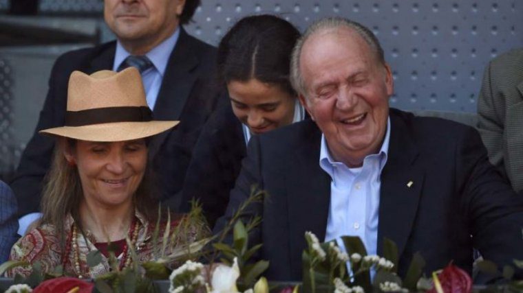 El Rei Juan Carlos I al costat de la Infanta Elena compartint una de les seves aficions, la tauromaquia