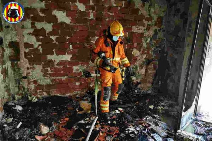 Els bombers també han rescatat a un gat