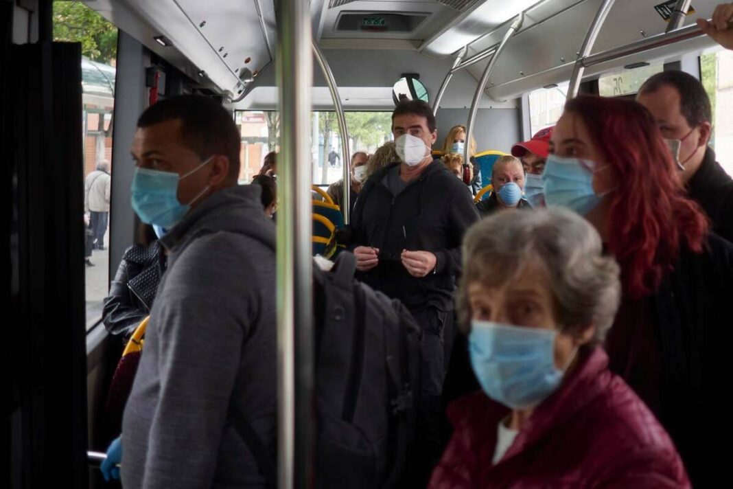 Utilitzar l'autobús pot ser una activitat de risc de contagi de coronavirus.
