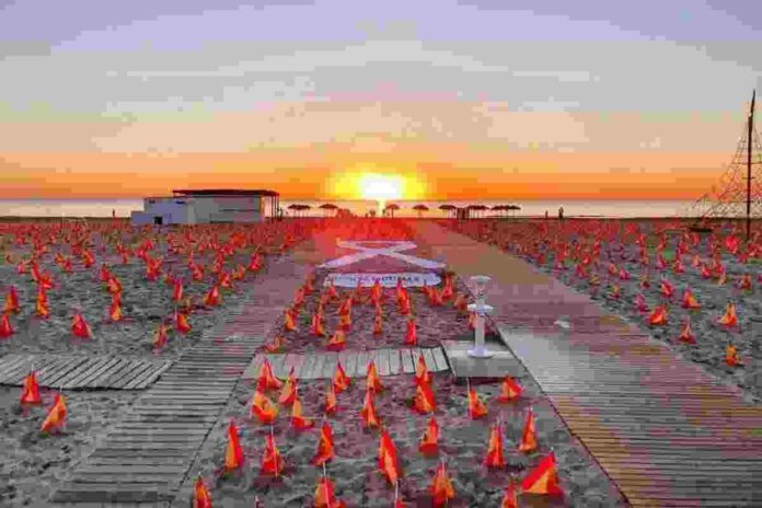 Banderes d'Espanya en la platja de la patacona