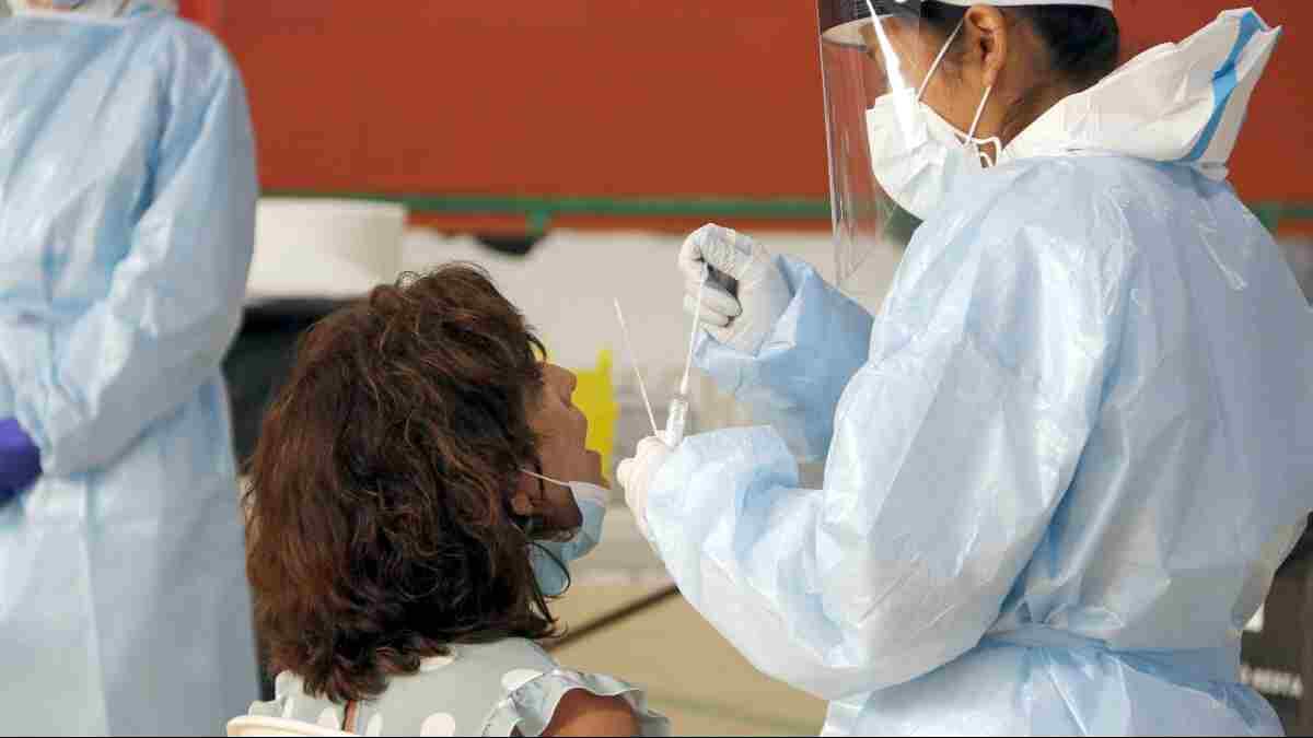Una dona fent-se una prova PCR