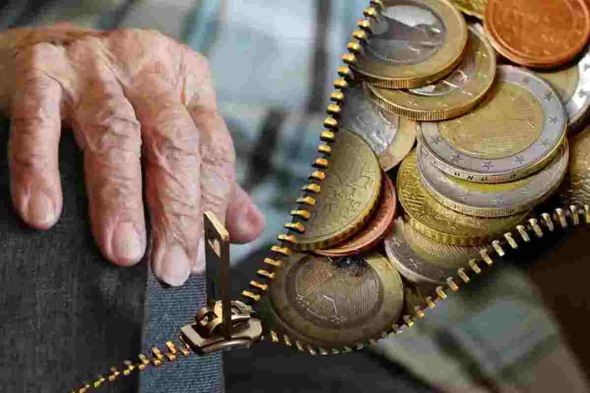 Imatge d'una mà d'una persona gran i diverses monedes d'euro