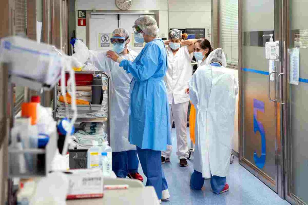 Des de la CGT s'assegura que la plantilla de l'Hospital Clínic està «física i psicològicament esgotada i totalment desmotivada».