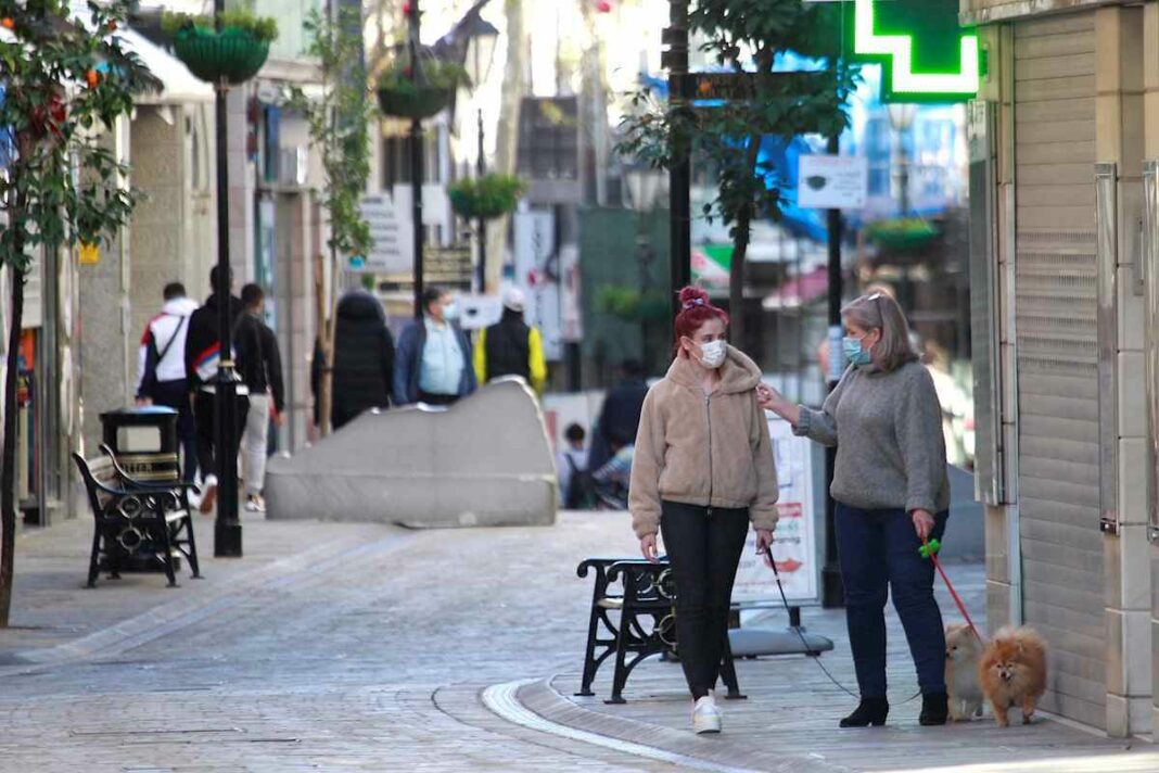 A partir de diumenge, els ciutadans de Gibraltar podran passejar per alguns carrers de la colònia sense fer servir la mascareta.