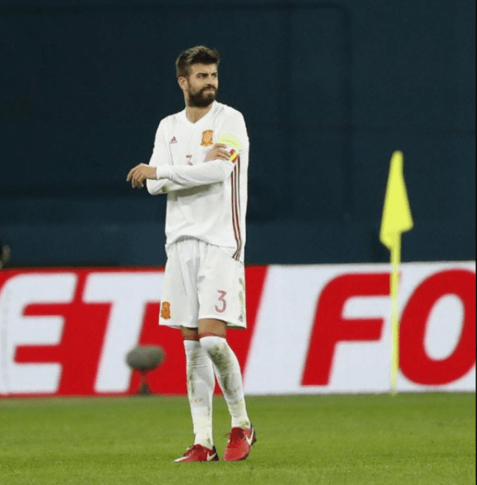 Piqué va portar el braçalet de capità Piqué va portar el braçalet de capità