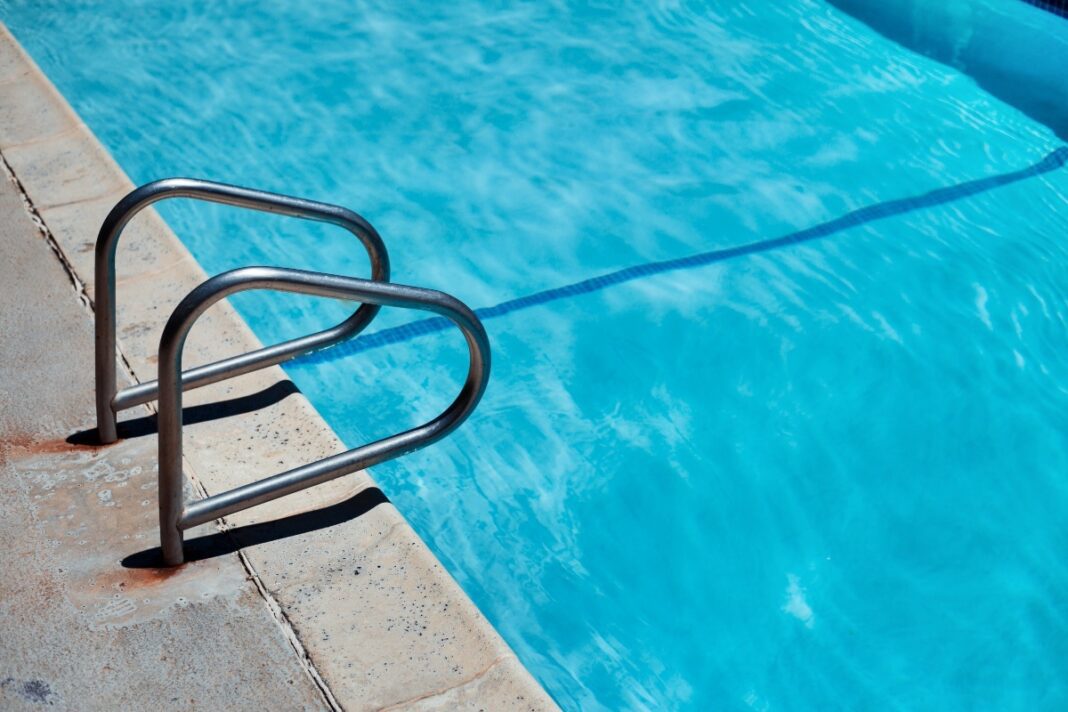 Fotografia de les escales d'una piscina