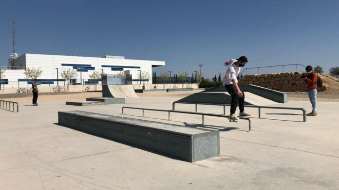 Imatge d'alguns usuaris a la pista d'esports urbans de Valls Imatge d'alguns usuaris a la pista d'esports urbans de Valls