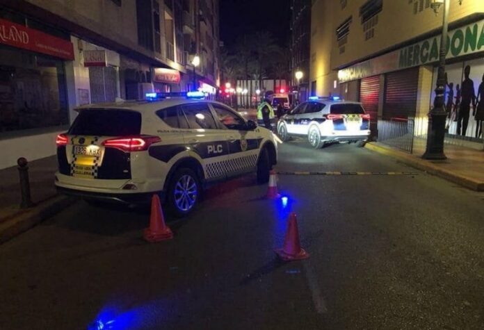 La Policia Local en un control d'alcoholèmia La Policia Local en un control d'alcoholèmia