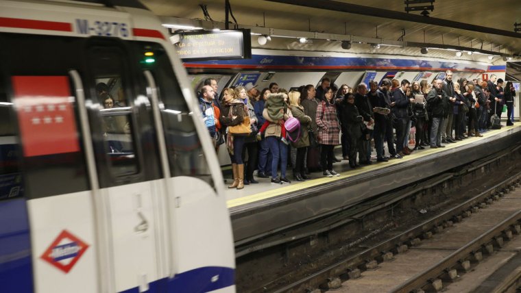 Pasajeros esperando al metro en una de la líneas de Madrid