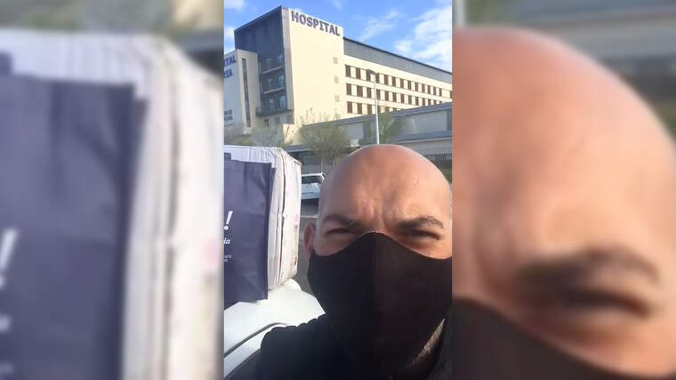 Eduardo Contreras ha estat confeccionant bates per al personal sanitari