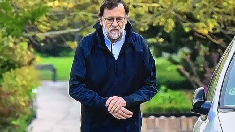 Mariano Rajoy ha estat enxampat caminant a l'entorn del barri on viu.