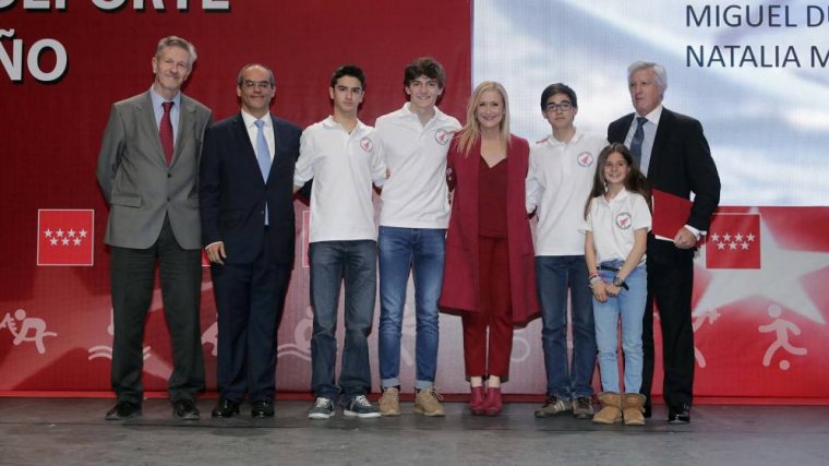 El hijo de Mariano Rajoy, a la derecha de la presidenta de la Comunidad de Madrid, Cristina Cifuentes.