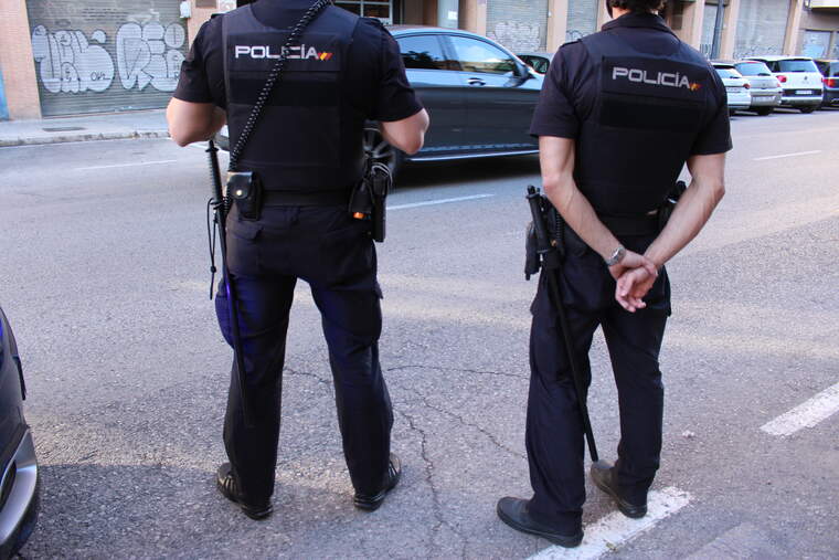 Dos policies nacionals d'esquenes