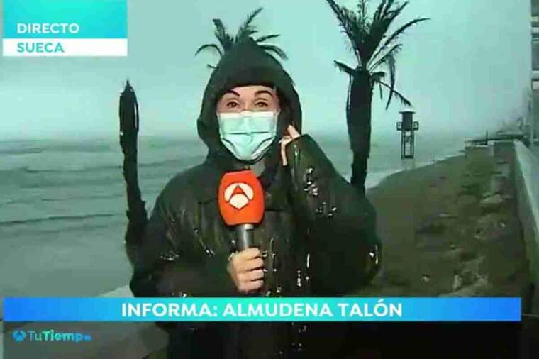 Almudena Talón, periodista d'Antena 3, mentres informava sobre el temps en València que va deixar ahir fortes tempestes