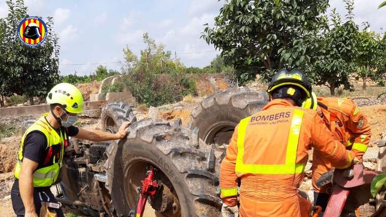 Imatges de la intervenció dels bombers amb el tractor accidentat