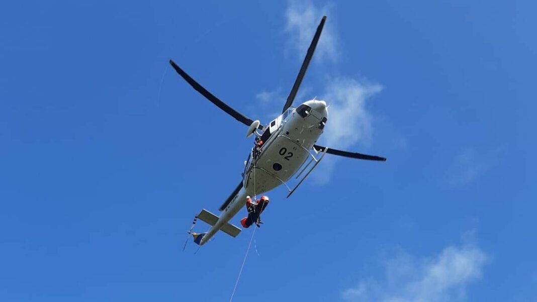 Un helicòpter dels Bombers duent a terme un rescat de muntanya, en una imatge d'arxiu