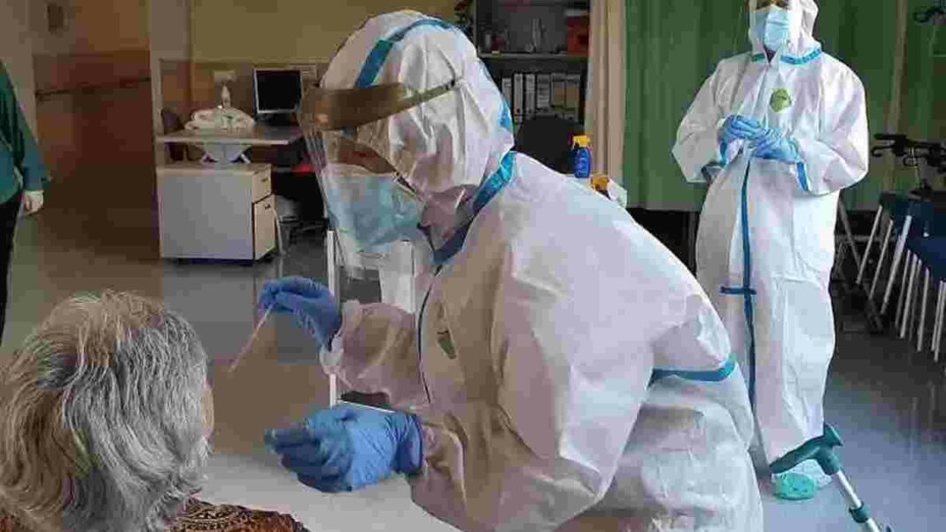 Imatge d'arxiu d'un sanitari fent una prova PCR a una residència d'avis