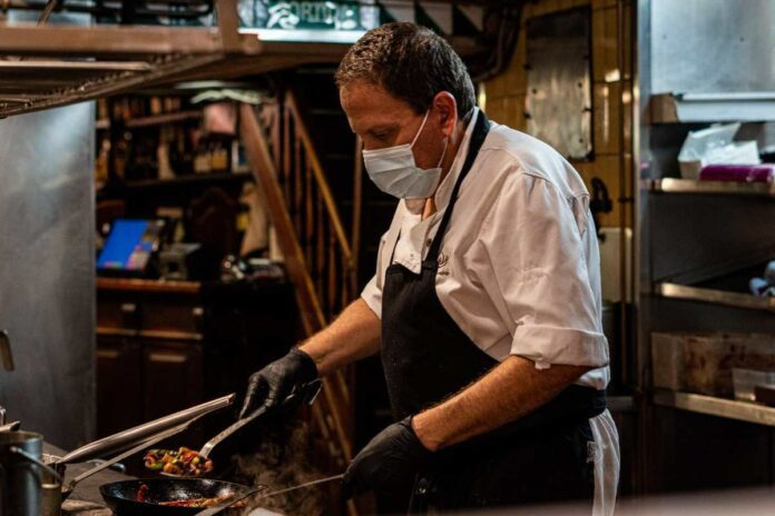 El restaurant Los Caracoles de Barcelona ha ampliat el seu servei a domicili i menjar per emportar per fer front a la crisi.