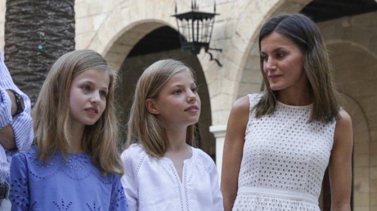 La reina Letizia junto a sus hijas la princesa Leonor y la infanta SofÃ­a en La Almudaina
