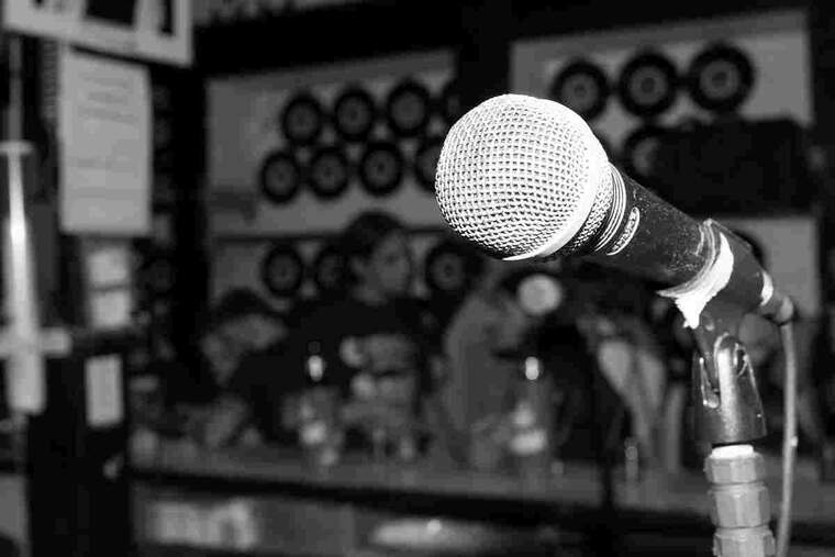 Imatge en blanc i negre d'un micrÃ²fon en un bar