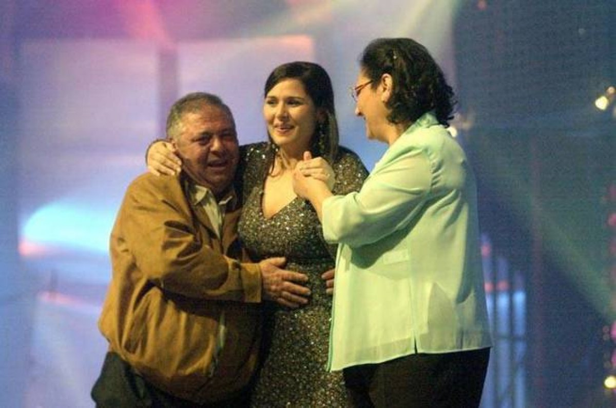 La cantant juntament amb els seus pares durant l'emisiÃ³ d''OperaciÃ³n Triunfo' l'any 2001