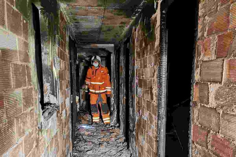 Els bombers han trobat a la persona morta