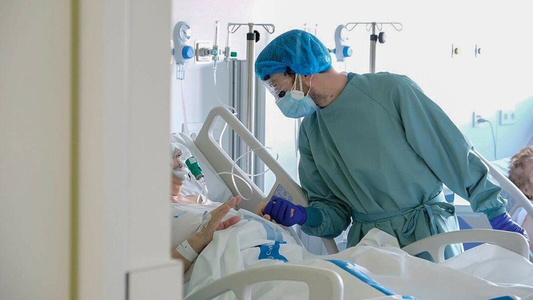 Un professional sanitari atén un pacient Un professional sanitari atén un pacient