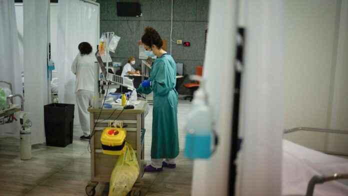 Personal sanitari a l'Hospital de la Santa Creu i Sant Pau de Barcelona, a l'UCI Personal sanitari a l'Hospital de la Santa Creu i Sant Pau de Barcelona, a l'UCI