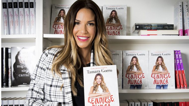 La model presentant el seu Ãºltim llibre