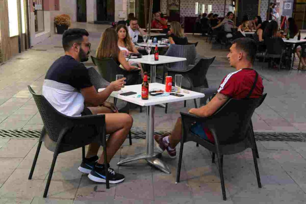 Pla obert de diverses taules a la terrassa d'un bar de Granollers el 24 d'agost de 2020