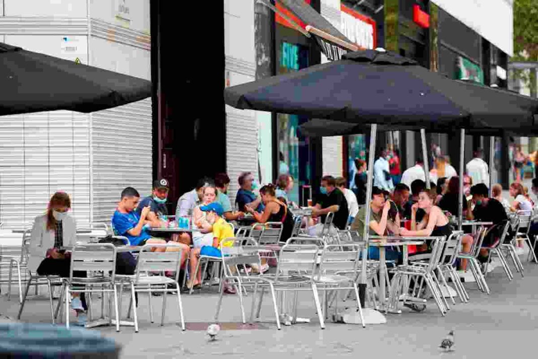 El número de personas que se podrán sentar juntas en terrazas será de 6